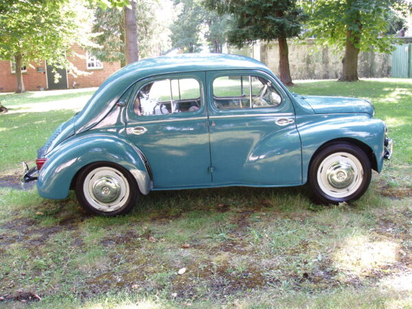 Renault 4CV 4-door Saloon - Image 3
