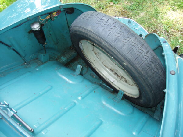 Renault 4CV 4-door Saloon - Image 10