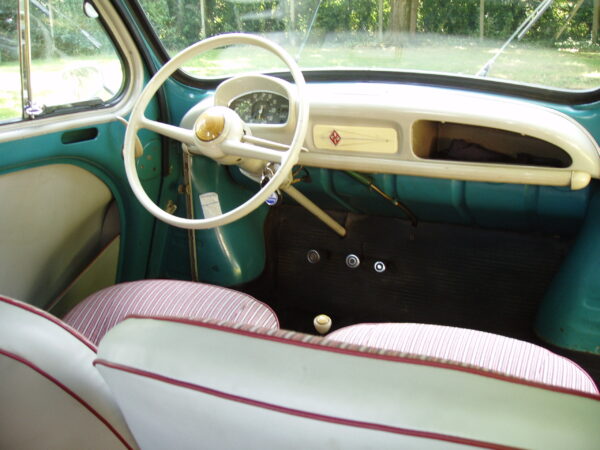 Renault 4CV 4-door Saloon - Image 15