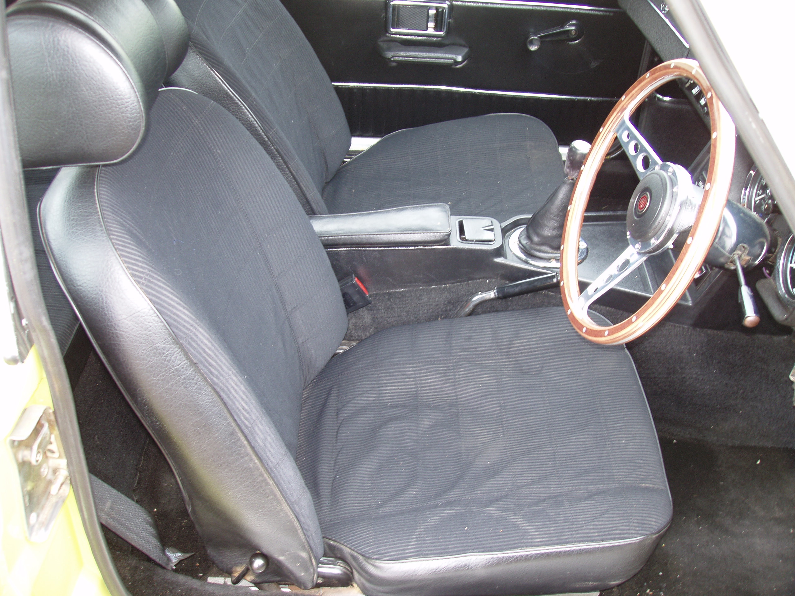 MG B GT - Image 7