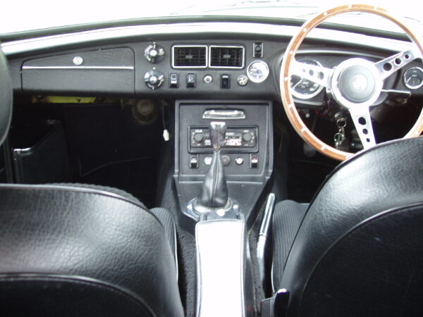MG B GT - Image 11