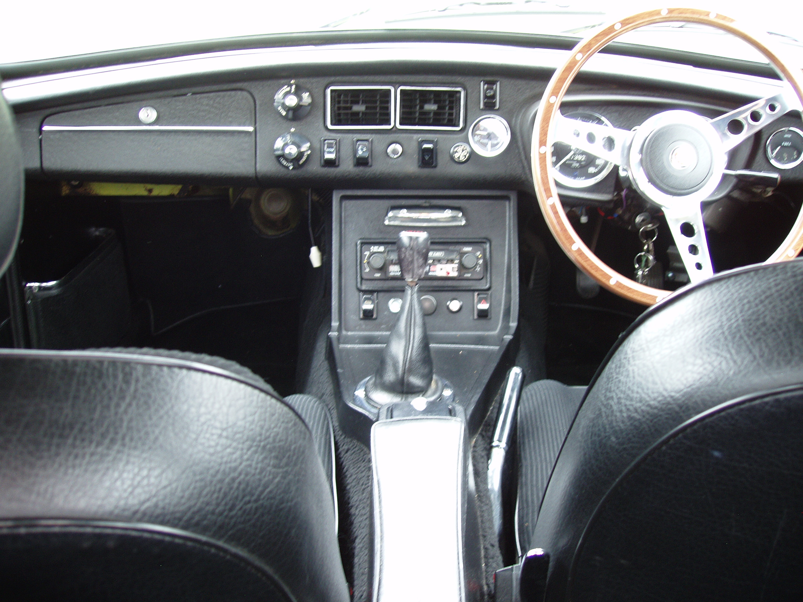 MG B GT - Image 11