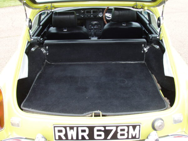 MG B GT - Image 12