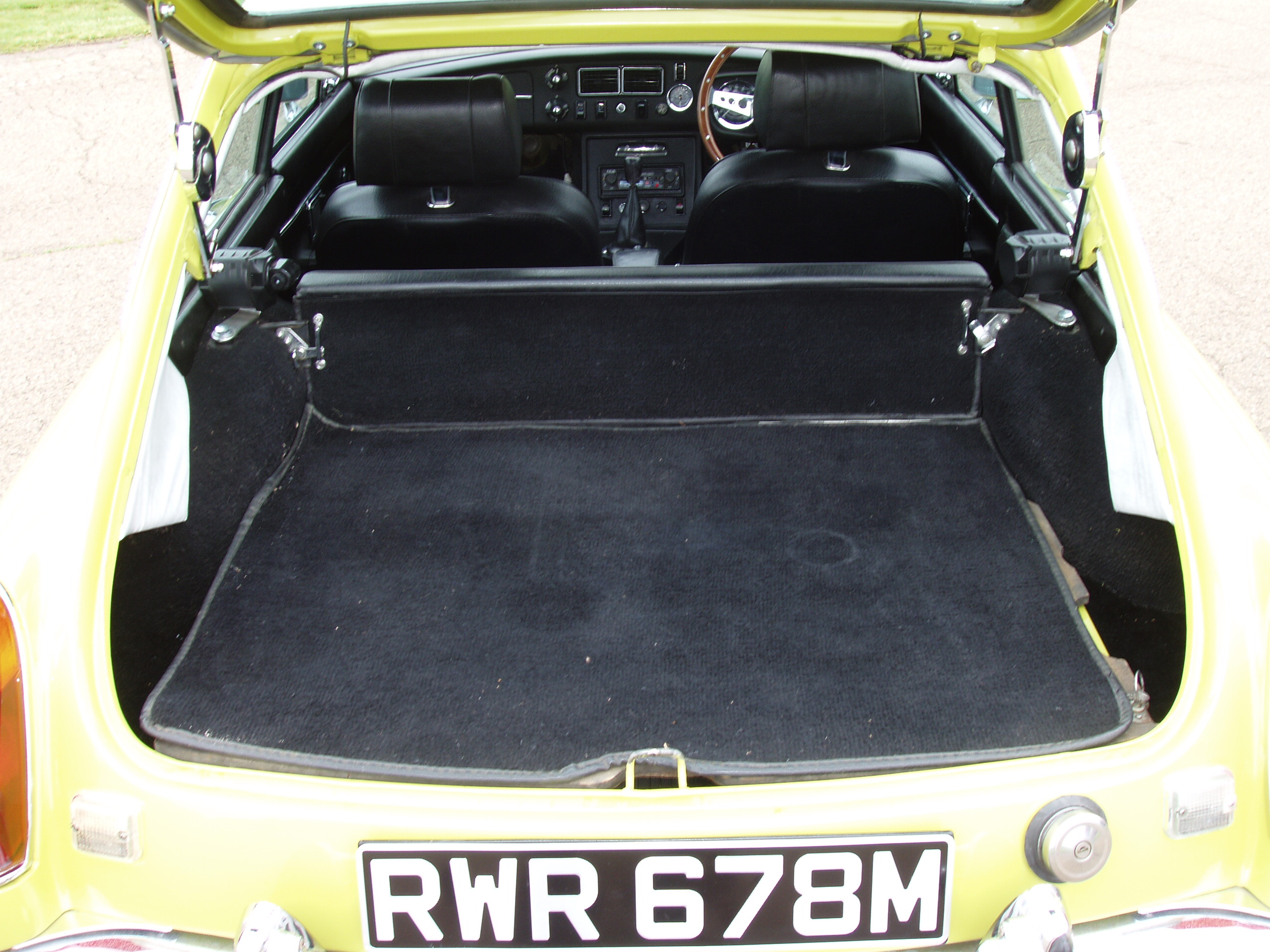 MG B GT - Image 12
