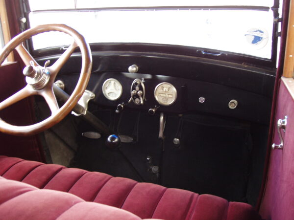 Cadillac V8 Town Sedan V61 - Image 8